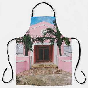 Tablier Maison en béton rose et blanc près des arbres vert