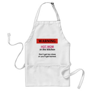 Tablier MAMAN CHAUDE dans la cuisine