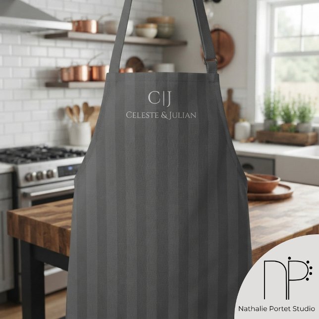 Tablier Mariage Monogramme à Rayures Grises (Gray Stripes Monogram Wedding Apron features custom names and monogram details)