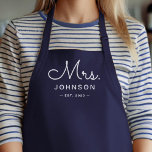Tablier Mariée nouvellement mariée Personnalisée Marine Bl<br><div class="desc">Pour la mariée et le marié, ce tablier bleu marine présente "Mme" dans une police de caractères moderne avec un nom de famille et une date établie. Il s'agit d'une douche nuptiale parfaite ou cadeau mariage. Ces tabliers Mme et M. sont disponibles dans une variété de couleurs et peuvent également...</div>