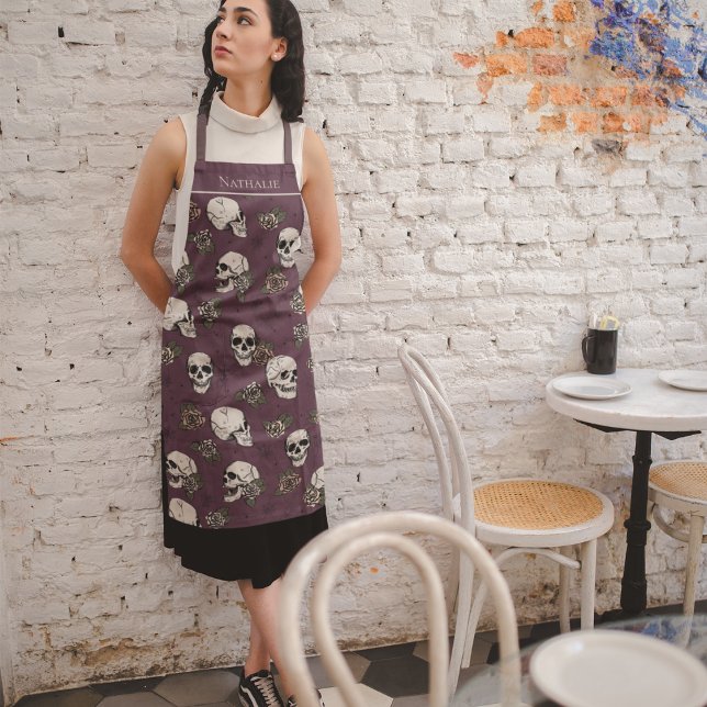 Tablier Maroon Gothic Skuls et Roses Nom personnalisé (Gothic Skulls and Blush Pink Roses Halloween Apron in Maroon Purple with Custom Name.)
