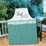 Tablier Meilleur papa Moderne Turquoise Script Fête des Pè<br><div class="desc">Best Dad Modern Turquoise Script Père`s Day Apron. Tablier moderne avec un meilleur papa dans un script tendance. La décoration est faite de rayures dans différentes couleurs turquoise. Idée de cadeau pour un père,  surtout à l'occasion de la fête des pères et de l'anniversaire.</div>