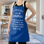 Tablier Mes gens préférés m'appellent grand-mère, Blue Cus<br><div class="desc">Faites savoir à grand-mère qu'elle est spéciale avec ce tablier personnalisé amusant qui contient les mots "Mon peuple préféré m'appelle grand-mère". Ajoutez ensuite tous les noms des petits-enfants ci-dessous. Parfait pour les grands-mères,  les mamans,  les tantes,  les grands-pas,  les papas,  etc. qui aiment cuisiner.</div>