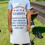 Tablier Mes gens préférés m'appellent grand-père, White Cu<br><div class="desc">Faites savoir à grand-père qu'il est spécial avec ce tablier personnalisé amusant qui contient les mots "Mon peuple favori appelle-moi grand-père". Ajoutez ensuite tous les noms des petits-enfants ci-dessous. Parfait pour les papas,  papas,  oncles,  grand-mères,  mamans,  etc. ou toute personne qui aime cuisiner/cuire.</div>
