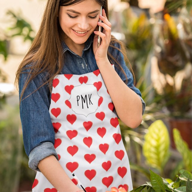 Tablier Mignonne Valentine's Day Coeur Monogramme personna (Red heart monogram valentine's day cute apron.)