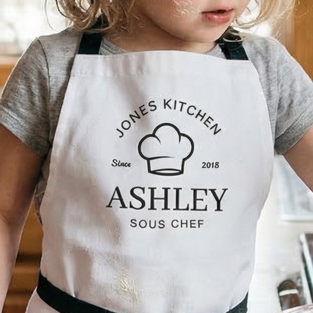 Tablier Minimalist Chef Hat Kitchen Logo with Classic Typo (Personalized kids chef apron for girls who love baking and cooking)