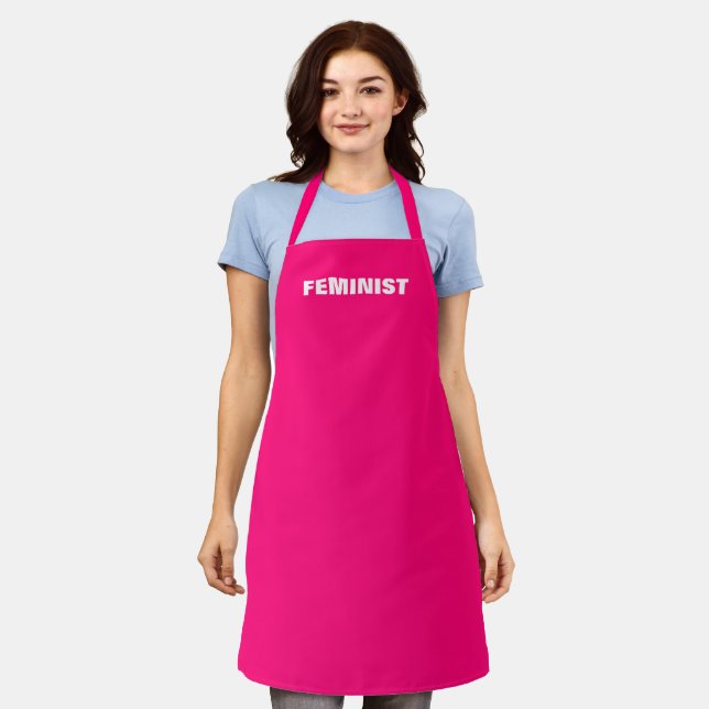 Tablier minimaliste féministe rose chaud de typographie mo (Porté)