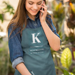 Tablier Minimaliste Fumée Vert moderne Grand initial<br><div class="desc">Un design vertical minimaliste dans un style élégant avec une couleur vert foncé et un gros monogramme initial typographique. Le texte peut facilement être customisé pour un design aussi unique que vous êtes !</div>