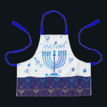 Tablier Monogram Hanoukka Festival Menorah Lumières<br><div class="desc">Hanoukka Menorah éclaire le étiquette de vacances. Monogramme et Hanoukka Logo Décoration avec symboles traditionnels motif. Accueil & Vie > Cuisine et restauration > Linge de table et de cuisine > Tabliers. Israël, Jérusalem. Sofiartmedia Modern Design. Judaica Design moderne avec modèle texte. Personnalisez-les en ajoutant un nom ou un texte...</div>