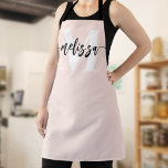 Tablier Monogramme Brush Calligraphie Blush rose<br><div class="desc">Dans le domaine des arts culinaires, l'individualité et le style sont aussi importants que les saveurs que vous créez. Notre tablier personnalisé, orné d'un monogramme et de votre nom, est l'emblème de votre identité culinaire unique. Le duo de polices, composé d’une police serif élégante pour le monogramme et d’un script...</div>