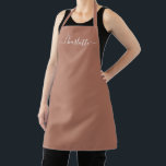 Tablier Monogramme chic personnalisé écriture rose poussié<br><div class="desc">Tablier de cuisine avec texte de monogramme personnalisé moderne rose poussiéreuse chic élégant et féminin, couleur unie, texte rose poussiéreuse et blanc. Personnalisez-le avec un nom, une citation, une phrase ou un texte. Idéal pour les cuisiniers, les chefs, la poterie, la céramique, l'artisanat, le travail, la cuisine, la pâtisserie, le...</div>