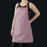 Tablier Monogramme de nom de script moderne personnalisé m<br><div class="desc">Monogramme de texte de nom de script moderne personnalisé mauve uni couleur unie girly élégant élégant mauve et blanc tablier de cuisine. Personnalisez-le avec un nom, une citation, une phrase ou un texte. Idéal pour les cuisiniers, les chefs, la poterie, la céramique, l'artisanat, le travail, la cuisine, la pâtisserie, le...</div>