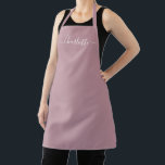 Tablier Monogramme de nom de script moderne personnalisé m<br><div class="desc">Tablier de cuisine avec texte de nom de script moderne personnalisé mauve uni couleur unie féminin élégant et stylé texte mauve et blanc. Personnalisez-le, personnalisez-le avec un nom, une citation, une phrase ou un texte. Idéal pour les cuisiniers, les chefs, la poterie, la céramique, l'artisanat, le travail, la cuisine, la...</div>