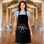 Tablier Monogramme d'or noir moderne<br><div class="desc">Ecriture design moderne noir et or nom apron monogramme. Vous pouvez personnaliser le nom et le monogramme initial pour créer votre propre design unique. Conçu par Thisisnotme©</div>