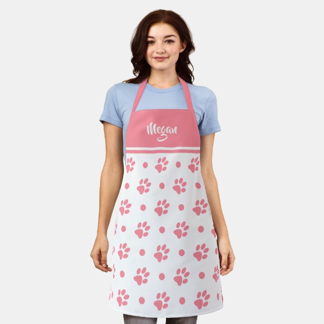 Tablier Monogramme Empreintes de Patte Roses et Blanches e (Porté)
