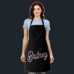 Tablier Monogramme et nom rose pâle moderne<br><div class="desc">Le Monogramme et le Name Apron Blush sont des accessoires de cuisine élégants et pratiques. Il est décoré d'une douce couleur rose roux et poussiéreuse, d'un monogramme et d'un nom personnalisés, ajoutant une touche d'élégance à vos séances de cuisine ou de cuisson. Ce tablier est parfait pour garder vos vêtements...</div>