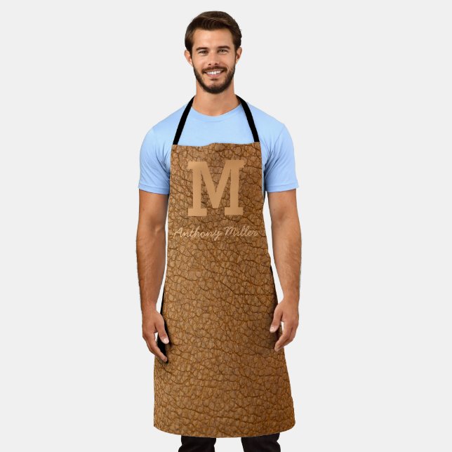 Tablier Monogramme Russe Cuir Brown Nom Script Moderne (Porté)