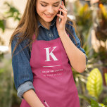 Tablier Monogramme typographique moderne minimaliste rose<br><div class="desc">Un design vertical minimaliste dans un style élégant avec une couleur de trait rose chaud et un gros monogramme initial typographique. Le texte peut facilement être customisé pour un design aussi unique que vous êtes !</div>