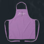 Tablier Monogramme violet moderne Nom Personnalisé<br><div class="desc">Montrez votre style avec ce Monogramme moderne violet Nom d'tablier personnalisé. Il est conçu avec un arrière - plan tout-sur-impression lavande clair violet et l'initiale est en gris et le nom est en écriture manuscrite blanche. Fabrique une idée de cadeau pour les femmes qui aiment faire cuire et cuire. Cliquez...</div>