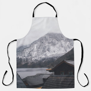 TABLIER MONTAGNE COUVERTE DE NEIGE PRÈS DU CORPS D'EAU