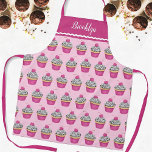 Tablier Motif Cupcake rose mignon personnalisé<br><div class="desc">Un cupcake à parties scintillant rose chic décore ce tablier girly. Personnalisez-le avec votre nom ou pour un ami. Conçu pour vous par Blackberry Boulevard.</div>