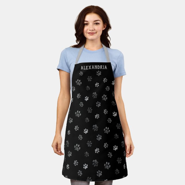 Tablier Motif Empreintes de Patte Mignon Gris Argent Noir  (Porté)