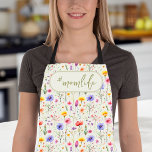 Tablier motif Fleur sauvage de pays coloré vert #MomLife<br><div class="desc">Tablier vert doux avec du mot clé #momlife et décoré de fleurs sauvages colorés. "#momlife" est entièrement modifiable, si vous voulez customiser le libellé. Le design comporte des lettres manuscrites fantaisistes avec un joli motif d'aquarelle de fleurs sauvages de prairie. Parcourez la collection de Fleurs sauvages de la Fête des...</div>