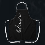 Tablier Motivationnel minimaliste Croire Script Noir<br><div class="desc">Motivationnel minimaliste Croyez Moderne Script Noir. Un mot unique inspirant Croyez pour la cuisine en noir et blanc classique.</div>