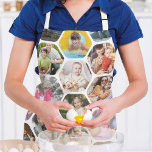 Tablier Multi Photo Collage Simple Moderne Hexagon Motif<br><div class="desc">Multi Photo Collage Simple Moderne Hexagon Honeycomb Motif Personnalisé Cuisine Apronsdispose d'un collage photo de vos photos préférées en forme d'hexagone. Parfait pour les cadeaux d'anniversaire, Noël, Fête des Mères, Fête des pères, Grands-parents, frère, soeur, meilleur ami et plus. CONSEIL PHOTO : centrez vos photos avant de les télécharger sur...</div>