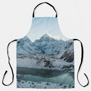 TABLIER NEIGE COUVERTE MONTAGNE PRÈS DU CORPS D'EAU