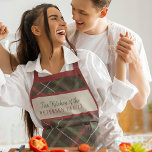 Tablier Noël plaid rouge vert nom de famille personnalisé<br><div class="desc">Tablier écossais traditionnel de Noël rustique rouge foncé et vert foncé,  personnalisé avec nom de famille et texte.</div>