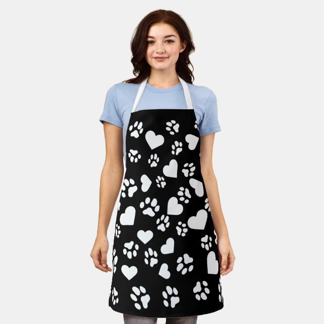 Tablier noir avec Empreintes de pattes blancs et M (Porté)