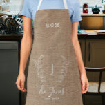 Tablier Nom de famille monogramme personnalisable robinet<br><div class="desc">Monogramme personnalisé et nom avec famille établie année élégante chic ferme style bracelet en jute beige foncé (IMPRIMÉ) apron pour maman, grand-mère, tante, ou d'autres membres de la famille. Vous pouvez le remplacer par le nom. Un cadeau de conservation moderne pour les mariages, anniversaires, ménagères, Thanksgiving, Noël ou toute autre...</div>