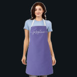 Tablier Nom de script élégant personnalisé violet adulte<br><div class="desc">Élevez votre prochain événement, que ce soit un atelier de succulent botanique ou une classe de cuisine, avec l'élégant nom de script personnalisé Violet Adult Apron. Ces étonnants tabliers à l'ombre de violet laisseront une impression durable sur vos invités et leur feront sentir vraiment spécial. Le point fort de ces...</div>