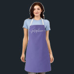 Tablier Nom de script élégant personnalisé violet adulte<br><div class="desc">Élevez votre prochain événement, que ce soit un atelier de succulent botanique ou une classe de cuisine, avec l'élégant nom de script personnalisé Violet Adult Apron. Ces étonnants tabliers à l'ombre de violet laisseront une impression durable sur vos invités et leur feront sentir vraiment spécial. Le point fort de ces...</div>
