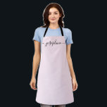 Tablier Nom de script simple chic élégant<br><div class="desc">Elle va adorer un tablier personnalisé en cuisinant ces bonbons,  en cuisinant de délicieux plats ou en travaillant avec ses plantes. Un cadeau parfait pour encourager ses talents. Script noir pour le nom avec des embellissements à queue longue.</div>
