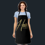 Tablier Nom du salon de coiffure en noir et or<br><div class="desc">Salon de coiffure en noir et or Nom tablier noir. Caractéristiques de la conception Calligraphie ''Hair''' en couleur or sur un arrière - plan noir. Personnaliser avec un nom ou un nom de salon.</div>