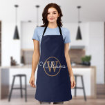 Tablier Nom du script de monogramme bleu marine<br><div class="desc">Art moderne design marine bleu et or script nom apron monogramme. Vous pouvez personnaliser le nom et le monogramme initial pour créer votre propre design unique. Conçu par Thisisnotme©</div>