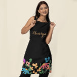Tablier Nom du script floral coloré Personnalisé<br><div class="desc">Transformez la cuisine en une expérience délicieuse avec notre Tablier Floral Coloré Nom de Script Personnalisé. Décoré de floraux vibrants et de typographie stylée sur noir, cet tablier ajoute une touche personnalisée à toute aventure culinaire. Customisez-le avec votre nom pour en faire vraiment la vôtre ou surprenez un être cher...</div>