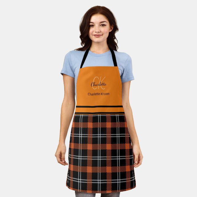 Tablier Nom monogramme moderne Orange Fall Plaid (Porté)