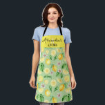 Tablier Nom personnalisé Cadeau Happy Lumineux citrons Tab<br><div class="desc">Tablier de cuisine personnalisé avec une aquarelle lumineuse et joyeuse peinte citrons aux fleurs roses motif sur un arrière - plan vert.</div>