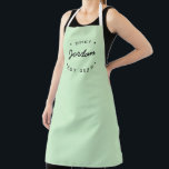 Tablier Nom personnalisé Chef établi année Monnaie verte<br><div class="desc">Voici notre Chef de Nom Personnalisé Etabli Année Monnaie Vert Apron, l'accessoire parfait pour le chef talentueux dans votre vie. Ce tablier ajoute une touche de style à leur tenue de cuisine, mais sert également de rappel permanent pour continuer à créer de délicieux repas. Avec son design moderne et unique,...</div>