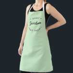 Tablier Nom personnalisé Chef établi année Monnaie verte<br><div class="desc">Voici notre Chef de Nom Personnalisé Etabli Année Monnaie Vert Apron, l'accessoire parfait pour le chef talentueux dans votre vie. Ce tablier ajoute une touche de style à leur tenue de cuisine, mais sert également de rappel permanent pour continuer à créer de délicieux repas. Avec son design moderne et unique,...</div>
