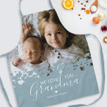 Tablier Nous t'aimons Grand-mère Photo Blue<br><div class="desc">Ils ne sont pas meilleurs cuisiniers que grand-mère ! A la recherche d'un cadeau spécial pour votre grand-mère,  ce tablier bleu personnalisé est parfait avec une photo de famille précieuse des enfants,  un design cardiaque moderne,  le dicton "nous t'aimons grand-mère",  et les noms des petits-enfants.</div>