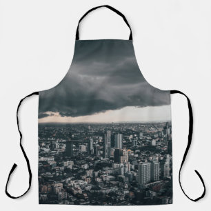 TABLIER NUAGE FONCÉ AU-DESSUS DES BÂTIMENTS DE LA VILLE