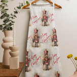 Tablier Nutcracker vintage & Joyeux Noël<br><div class="desc">Un soldat de Nutcracker de style vintage magnifiquement illustré, resplendissant dans sa tenue classique, est debout, tenant une bannière Joyeux Noël. Les couleurs riches et chaudes et les détails complexes évoquent un sentiment de nostalgie yuletide, ce qui en fait un choix parfait pour ceux qui apprécient l'esthétique classique des vacances....</div>