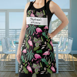 Tablier Oiseau de Flamant rose rose tropical, Ajouter un n<br><div class="desc">Un tablier tropical amusant avec un motif de flamants roses, feuilles de palmiers tropicaux et deux lignes de texte personnalisé, Ajouter un nom de personne, nom d'entreprise ou supprimer le texte et rectangle et juste avoir le motif. Parfait pour la cuisine et la cuisson dans la cuisine, le jardinage, l'artisanat...</div>
