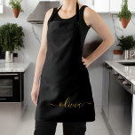 Tablier Or noir écriture moderne monogramme prénom<br><div class="desc">Tabliers monogrammes noir et or. C'est le cadeau idéal pour un anniversaire sweet 16,  un mariage,  une fête de fiançailles,  un anniversaire de mariage,  une baby shower ou une soirée bachelorette pour quelqu'un qui aime le luxe clinquant et les styles chics.</div>