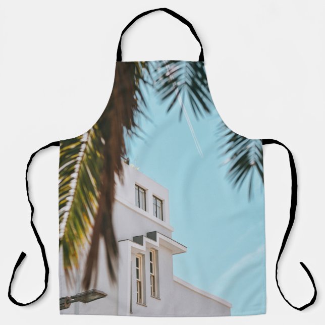 Tablier Palmier près d'un bâtiment en béton blanc (Recto)