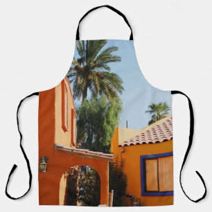 Tablier Palmier vert à côté du bâtiment en béton brun dans